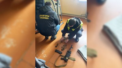 Понад 4 кілограми наркотиків, зброя та заборонена символіка: у Чернігові поліція затримала чоловіка Понад 4 кілограми наркотиків, зброя та заборонена символіка: у Чернігові поліція затримала чоловіка