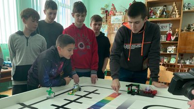 Навчають робототехніці: у селищі на Тернопільщині для дітей відкрили STEM-клас