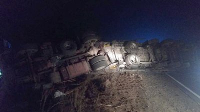 На Миколаївщині перекунвся вантажний автомобіль Scania: водія заблокувало всередині На Миколаївщині перекунвся вантажний автомобіль Scania: водія заблокувало всередині