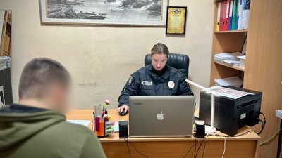 Звинуватили у зйомці військових об'єктів і відібрали телефон: в Одесі двох хлопців підозрюють у грабежі