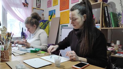 Терапія мистецтвом: у Луцьку навчали створювати картини, що імітують кераміку