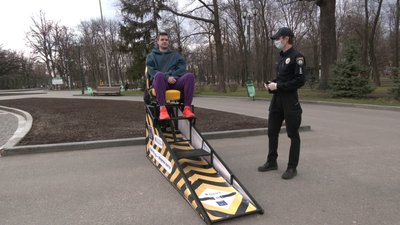 "Пристібайся". В центрі Харкова поліція встановила симулятор зіткнення