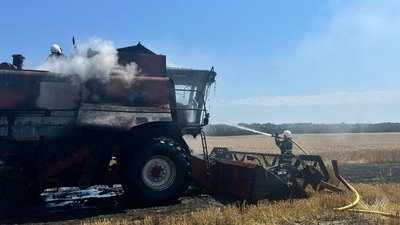 Горіли комбайн, автомобіль та суха трава: на Вінниччині за добу сталося 14 пожеж Горіли комбайн, автомобіль та суха трава: на Вінниччині за добу сталося 14 пожеж