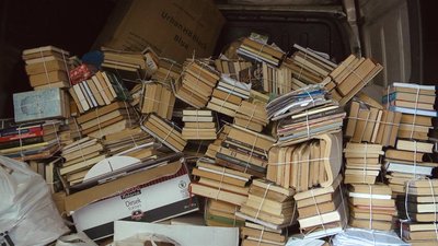 Акція "Інтелект переможе війну": у Тернополі здають російські книжки на макулатуру Акція "Інтелект переможе війну": у Тернополі здають російські книжки на макулатуру