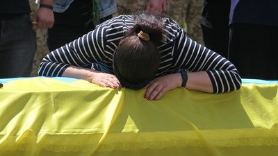 У Глухові Сумської області попрощались з прикордонником Олександром Єрмоленком У Глухові Сумської області попрощались з прикордонником Олександром Єрмоленком