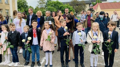У п'ятій школі Ужгорода останній дзвоник провели для першокласників та випускників У п'ятій школі Ужгорода останній дзвоник провели для першокласників та випускників