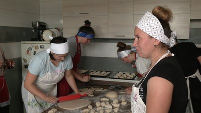 На Рівненщині випікають по кілька тисяч смаколиків на день для бійців на передову На Рівненщині випікають по кілька тисяч смаколиків на день для бійців на передову