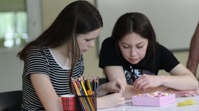 Учасниці арттерапевтичного заходу розмовляють та створюють вироби, 31 травня 2025 року, Миколаїв Учасниці арттерапевтичного заходу розмовляють та створюють вироби, 31 травня 2025 року, Миколаїв
