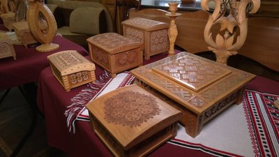 У Хмельницькому проходить виставка робіт пам’яті різьбяра Сергія Зваричука