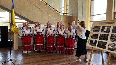 Пересувну виставку про 100 днів війни Росії проти України відкрили в Ужгороді