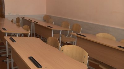 На Волині досі відсторонені від роботи понад пів тисячі невакцинованих освітян