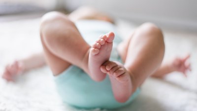 Підкинув і не піймав. У Сумах чоловіка підозрюють в спричиненні тяжких ушкоджень 4-місячній дитині