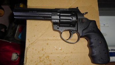 У Києві затримали подружжя з арсеналом зброї У Києві затримали подружжя з арсеналом зброї