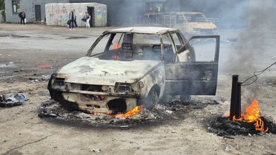 Машина палає після удару російського дрона в селищі Ясногірка біля Краматорська
