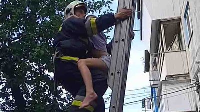 На Київщині працівники ДСНС врятували з пожежі 11-річну дитину
