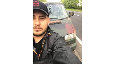 Прикарпатець Віктор Доскоч доставляє військовим на фронт мікроавтобуси та пікапи