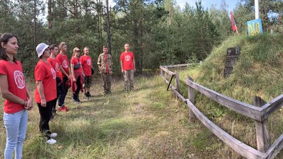 "Повстанські ночі": на Рівненщині учасники таборування впорядкували могили вояків УПА