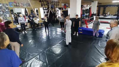 Каратист з Італії навчає волинських пенсіонерів прийомам самооборони Каратист з Італії навчає волинських пенсіонерів прийомам самооборони