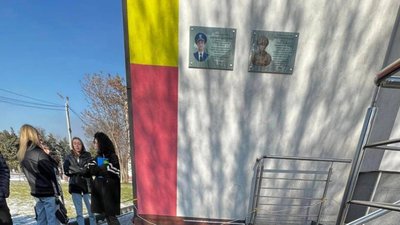 У Кам'янському на Дніпропетровщині відкрили меморіальну дошку загиблому бійцю Матвію Охотському У Кам'янському на Дніпропетровщині відкрили меморіальну дошку загиблому бійцю Матвію Охотському