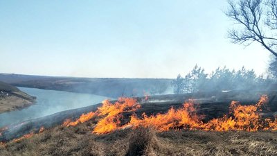 Вигоріло 22 гектари: на Хмельниччині за минулу добу виникло 20 пожеж сухої трави