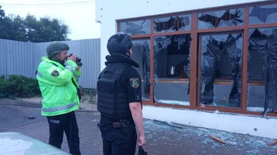 Поліція показала наслідки російського обстрілу торговельного центру в Харкові Поліція показала наслідки російського обстрілу торговельного центру в Харкові