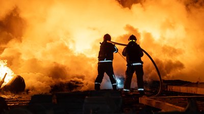 Одесу атакували дрони РФ, є влучання у будинок та пожежа