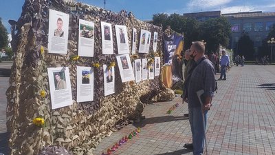 У Рівному вшановують загиблих на Сході захисників У Рівному вшановують загиблих на Сході захисників