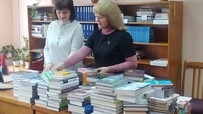 У День дарування книг сумській обласній бібліотеці подарували 150 видань У День дарування книг сумській обласній бібліотеці подарували 150 видань