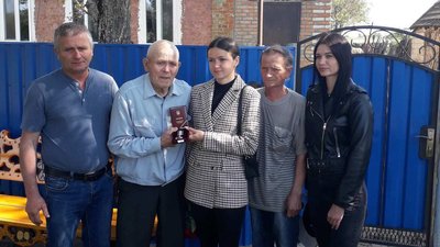 На Полтавщині батькові загиблого на війні бійця передали орден На Полтавщині батькові загиблого на війні бійця передали орден