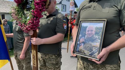 У Драгомирчанах попрощалися з бійцем, батьком трьох дітей Ігорем Антоняном У Драгомирчанах попрощалися з бійцем, батьком трьох дітей Ігорем Антоняном