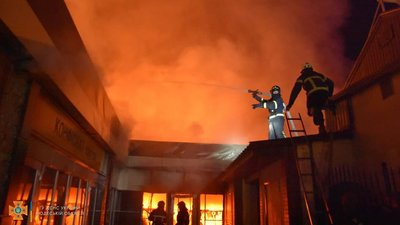 В Одесі спалахнула пожежа в магазині одягу: вогонь охопив 400 квадратних метрів