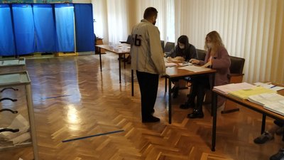 Як голосують на спецдільниці у Луцькій міській клінічній лікарні Як голосують на спецдільниці у Луцькій міській клінічній лікарні
