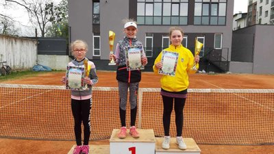 На фото Анна Клімова тримає призовий кубок, виграний на спортивних змаганнях. На фото Анна Клімова тримає призовий кубок, виграний на спортивних змаганнях.