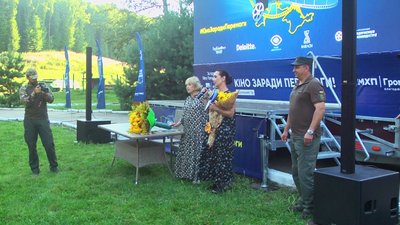 "Вітер зі сходу": на Вінниччині для нацгвардійців влаштували показ фільму просто неба "Вітер зі сходу": на Вінниччині для нацгвардійців влаштували показ фільму просто неба