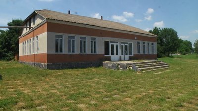 Сільська школа, в якій зараз облаштовують мистецький простір та хостел, перестала працювати три роки тому. Фото: Суспільне. Поділля. Сільська школа, в якій зараз облаштовують мистецький простір та хостел, перестала працювати три роки тому. Фото: Суспільне. Поділля.