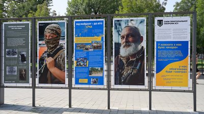У Києві відкрилася вулична виставка про українських героїв "Кожен із нас — воїн" У Києві відкрилася вулична виставка про українських героїв "Кожен із нас — воїн"
