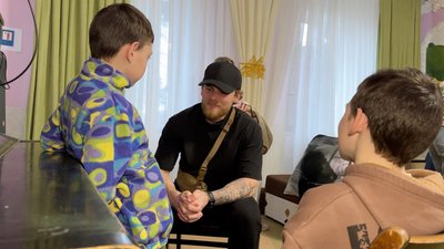 Хмельничанин спілкується з вихованцями центру реабілітації
