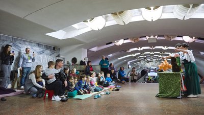 Актори лялькового театру зіграли у метро Харкова Актори лялькового театру зіграли у метро Харкова
