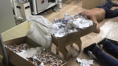 На Волині з підпільного цеху з виробництва цигарок вилучили товарів на 30 мільйонів гривень На Волині з підпільного цеху з виробництва цигарок вилучили товарів на 30 мільйонів гривень