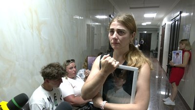 Мати загиблого Дмитра Петрука — Наталія Корзун. Жінка тримає у руках портрет свого сина