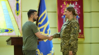 Президент вручає нагороду Президент вручає нагороду