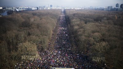 Майже сотня тисяч людей вийшла на протести в знак підтримки України у Берлні Майже сотня тисяч людей вийшла на протести в знак підтримки України у Берлні