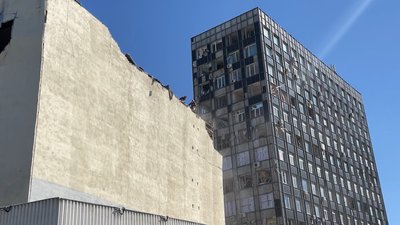 У Харкові частково демонтували стіну типографії після ракетного удару РФ