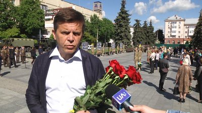 У Житомирі в День Героїв вшанували пам'ять загиблих воїнів У Житомирі в День Героїв вшанували пам'ять загиблих воїнів