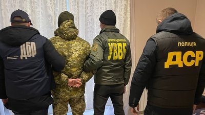 На Закарпатті затримали двох прикордонників. Їх підозрюють в отриманні хабаря На Закарпатті затримали двох прикордонників. Їх підозрюють в отриманні хабаря