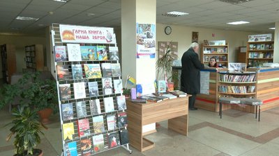 Просять книжки українською: у Черкасах збирають книги для переселенців