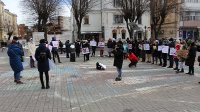 "Квіти клумбам, а права жінкам". У Вінниці відбулась мирна акція "Кожна за себе! Кожна – за всіх!" "Квіти клумбам, а права жінкам". У Вінниці відбулась мирна акція "Кожна за себе! Кожна – за всіх!"