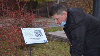 У Житомирі встановили ще 15 табличок з QR-кодами для вивчення деревних рослин зон відпочинку У Житомирі встановили ще 15 табличок з QR-кодами для вивчення деревних рослин зон відпочинку