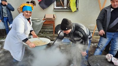 Тернопільські волонтери готують військовим вареники та колядують Тернопільські волонтери готують військовим вареники та колядують