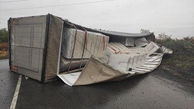 Вантажівка в'їхала в легкове авто та перекинулась на трасі Київ-Чоп
